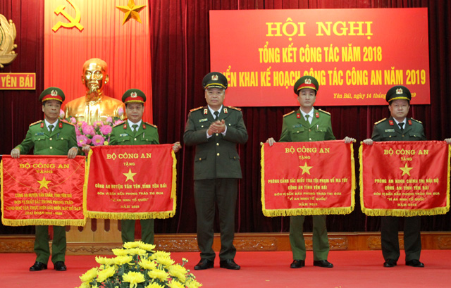 Thiếu tướng Đặng Trần Chiêu - Giám đốc Công an tỉnh trao Cờ thi đua của Bộ Công an tặng các đơn vị có thành tích xuất sắc năm 2018.