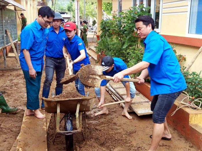 ĐVTN huyện Trấn Yên giúp các cơ sở trường học làm vệ sinh môi trường, khắc phục hậu quả mưa lũ.