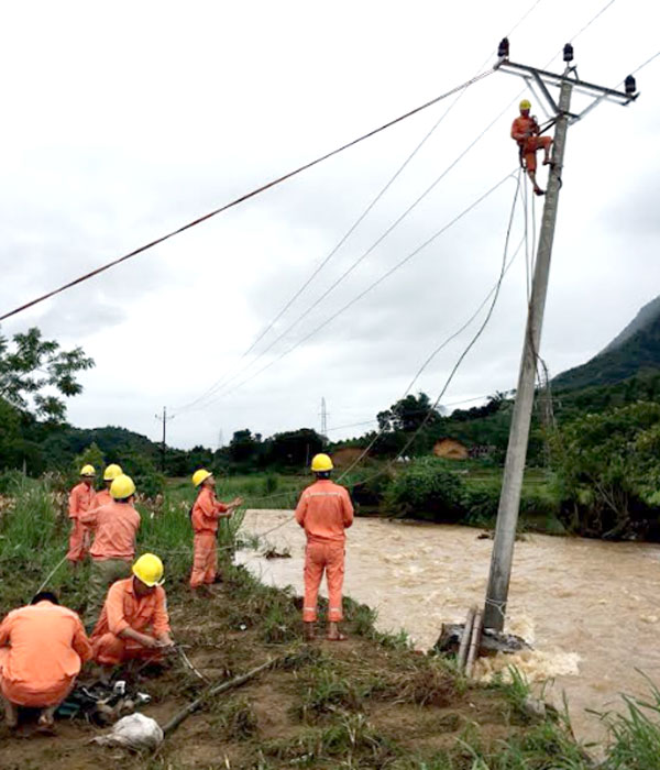 Công nhân Điện lực Nghĩa Lộ kịp thời sửa chữa đường dây do ảnh hưởng của cơn bão số 3 (tháng 7/2018) gây ra.