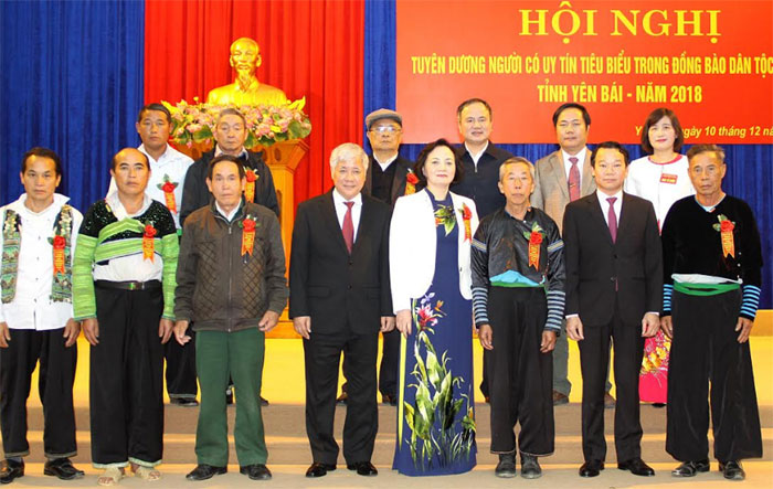 Bộ trưởng, Chủ nhiệm Ủy ban Dân tộc Đỗ Văn Chiến cùng lãnh đạo tỉnh Yên Bái chụp ảnh lưu niệm với đoàn đại biểu người có uy tín tiêu biểu huyện Trạm Tấu.
