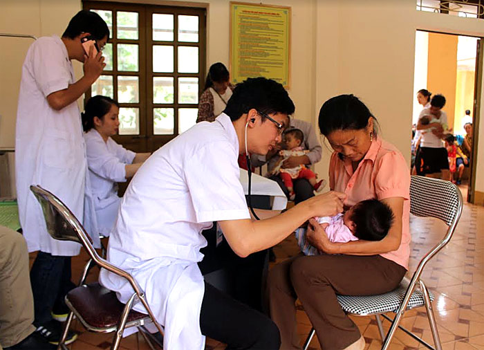 Các bác sỹ Bệnh viện E Hà Nội khám sàng lọc tim bẩm sinh cho trẻ.