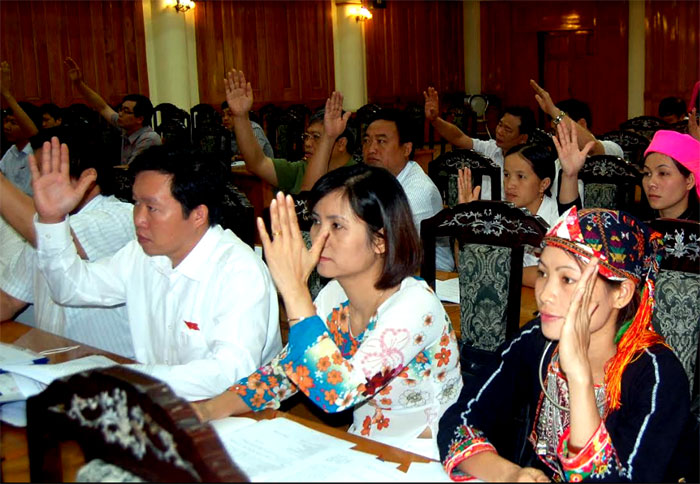 Các đại biểu biểu quyết các Nghị quyết về kế hoạch phát triển KTXH năm 2019. (Ảnh: Thanh Chi)
