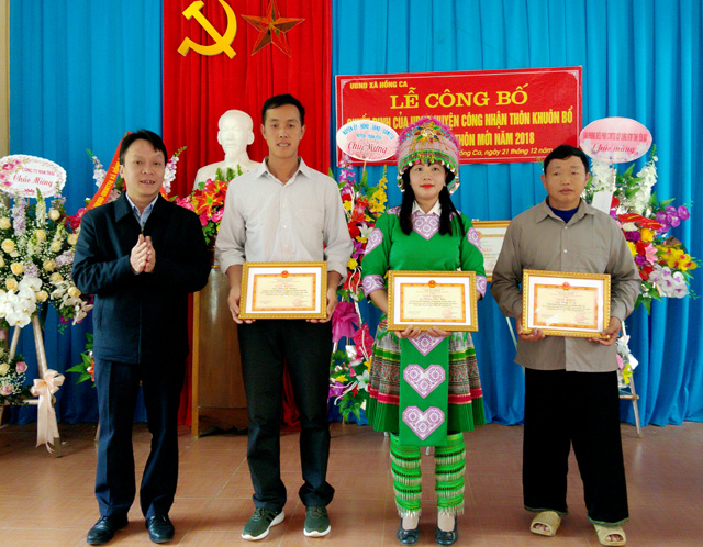Lãnh đạo huyện Trấn Yên trao giấy khen cho tập thể, cá nhân có nhiều thành tích xuất sắc trong XDNTM.