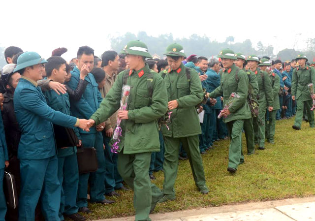 Tân binh lên đường nhập ngũ tại Lễ giao nhận quân huyện Trấn Yên năm 2018. (Ảnh: Thanh Chi)