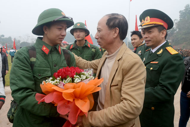 Người thân tiễn tân binh lên đường nhập ngũ tại Lễ giao nhận quân huyện Trấn Yên năm 2017. (Ảnh: Thanh Chi)