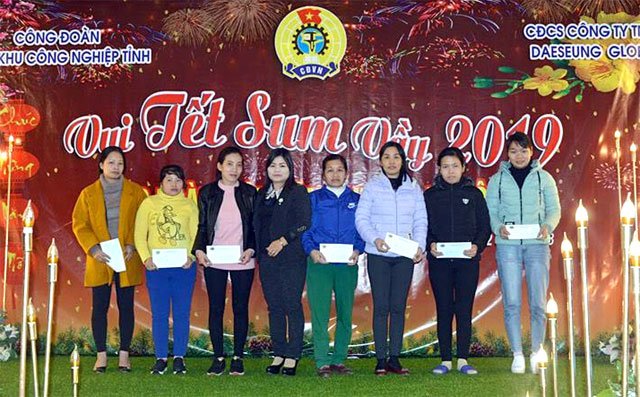 Công nhân lao động được tặng quà trong “Tết Sum vầy năm 2019” do Công đoàn Các khu công nghiệp tỉnh tổ chức tại Công ty TNHH Daeseung Global Yên Bình.