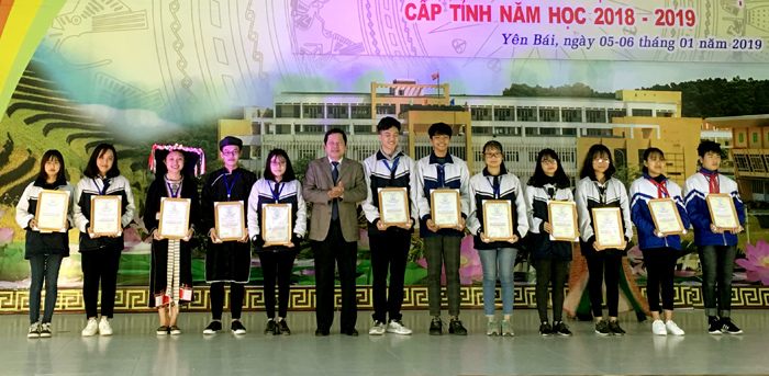 Đồng chí Vương Văn Bằng – Giám đốc GD&ĐT trao giải Nhất cho các thí sinh.
