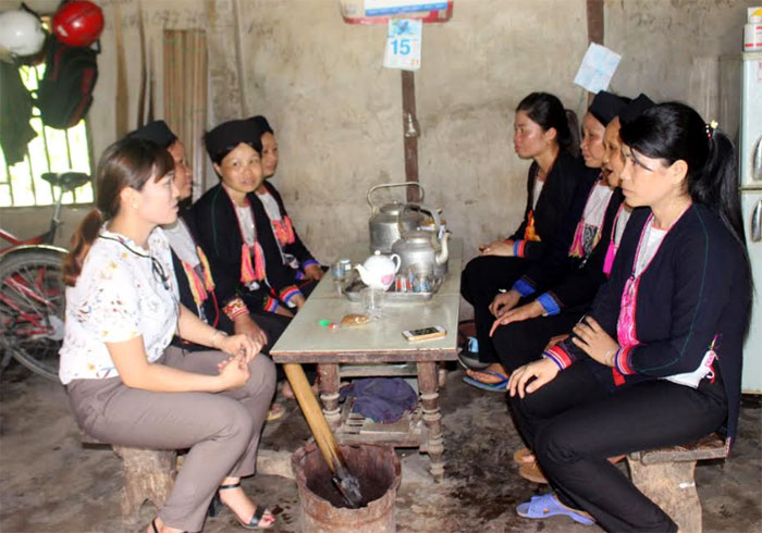 Chi hội Phụ nữ thôn Khe Cạn, xã Đông An, huyện Văn Yên sinh hoạt nhóm về vấn đề an toàn cho phụ nữ và trẻ em gái.