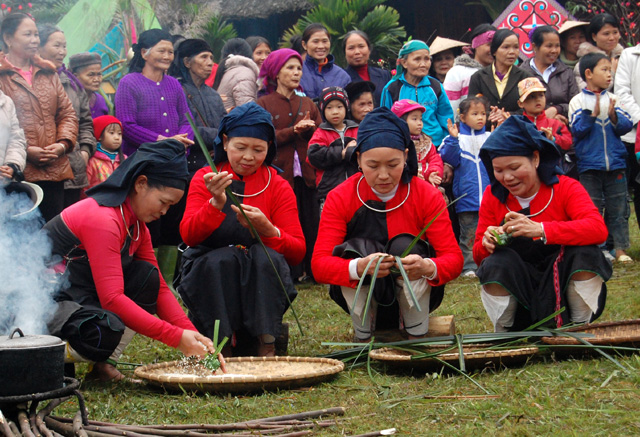 Người dân xã Tân Hương tham gia hội thi làm bánh chim gâu.
