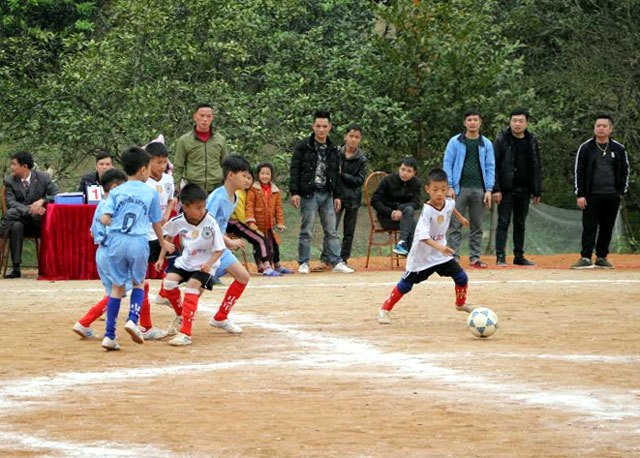 Các em học sinh tham gia Giải bóng đá Nhi đồng huyện Yên Bình.
