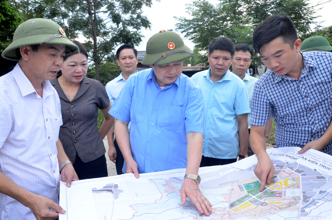 Đồng chí Dương Văn Thống - Phó Bí thư Thường trực Tỉnh ủy, Trưởng đoàn đại biểu Quốc hội khóa XIV tỉnh Yên Bái xem bản đồ quy hoạch công viên, khu vui chơi giải trí tại phường Tân An, thị xã Nghĩa Lộ.