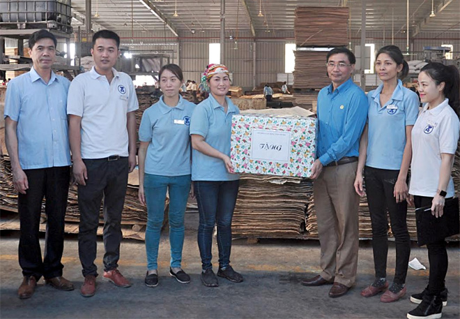 Lãnh đạo Liên đoàn Lao động tỉnh cùng các ban, ngành tặng quà động viên công nhân lao động Công ty TNHH ngành gỗ Thiên An tại Khu Công nghiệp phía Nam.