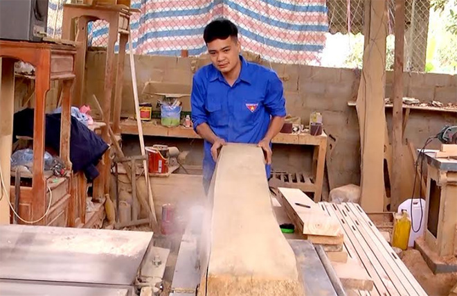 Xưởng sản xuất đồ gỗ nội thất của Nguyễn Ngọc Lợi cho thu nhập hàng trăm triệu đồng mỗi năm.