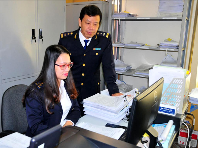Cán bộ Chi cục Hải quan Yên Bái trao đổi về công tác thu ngân sách cuối năm.