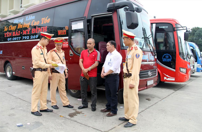 Cảnh sát giao thông tăng cường kiểm tra các phương tiện xe khách phục vụ việc đi lại của người dân dịp Tết 2020.