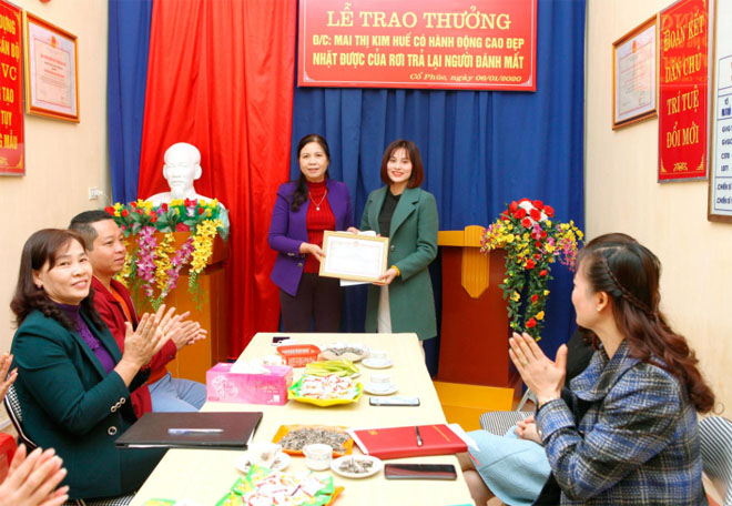 Cô giáo Mai Thị Kim Huế, Trường Mầm non Hoa Hồng nhận Giấy khen của UBND huyện Trấn Yên về hành động tốt đẹp của mình
