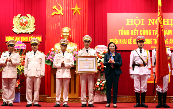 Đồng chí Phạm Thị Thanh Trà - Bí thư Tỉnh ủy trao Huân chương Chiến công hạng Ba cho Phòng Cảnh sát điều tra phòng chống tội phạm về ma túy, Công an tỉnh Yên Bái.