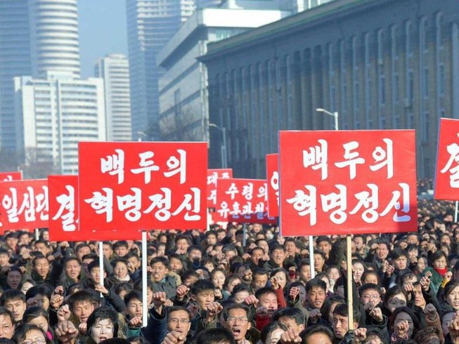 Hàng ngàn người dân Bình Nhưỡng tham gia diễu hành ngày 5-1 tại Quảng trưởng Kim Nhật Thành.