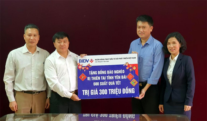 Ông Nguyễn Thế Quỳnh - Phó Giám đốc BIDV Yên Bái trao 600 suất quà tết tặng đồng bào nghèo cho Mặt trận Tổ quốc Việt Nam tỉnh Yên Bái.