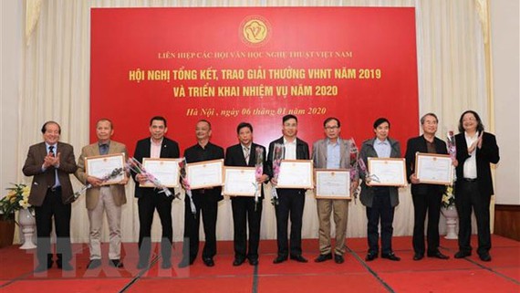 Trao giải thưởng Văn học Nghệ thuật năm 2019.