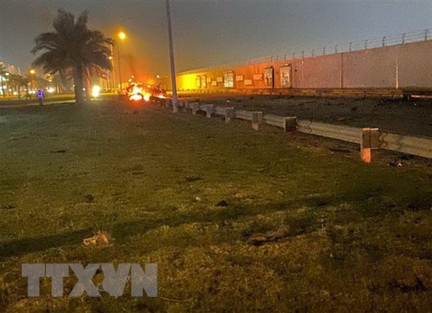Xe ôtô bốc cháy sau vụ không kích do Mỹ tiến hành tại sân bay quốc tế thủ đô Baghdad, Iraq, ngày 3/1/2020.