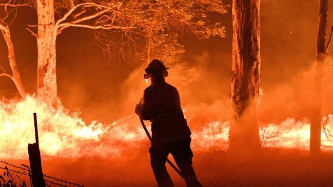 Lính cứu hỏa Australia nỗ lực dập tắt cháy rừng.