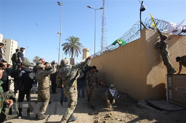 Các tay súng thuộc nhóm phiến quân Hashd al-Shaabi biểu tình bên ngoài sứ quán Mỹ ở Baghdad, Iraq.