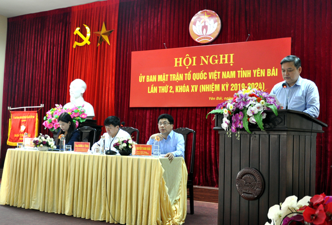 Đồng chí Dương Văn Thống - Phó Bí thư Thường trực Tỉnh ủy, Trưởng đoàn Đại biểu Quốc hội khóa XIV tỉnh Yên Bái phát biểu chỉ đạo tại Hội nghị.