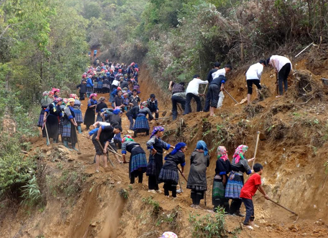 Người dân huyện Mù Cang Chải tích cực tham gia làm đường giao thông nông thôn.