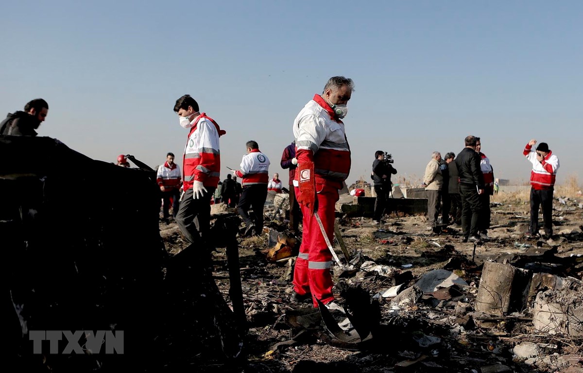 Lực lượng cứu hộ làm nhiệm vụ tại hiện trường vụ rơi máy bay của hãng hàng không Ukraine ở Parand, phía nam Tehran của Iran, ngày 8/1.