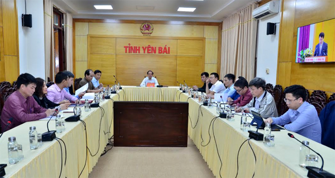 Đồng chí Tạ Văn Long - Phó Chủ tịch Thường trực UBND tỉnh cũng đại diện các sở, ngành tham dự Hội nghị tại điểm cầu Yên Bái.