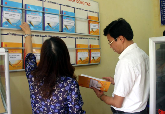 Lãnh đạo huyện Văn Yên kiểm tra việc niêm yết thủ tục hành chính tại cơ sở.