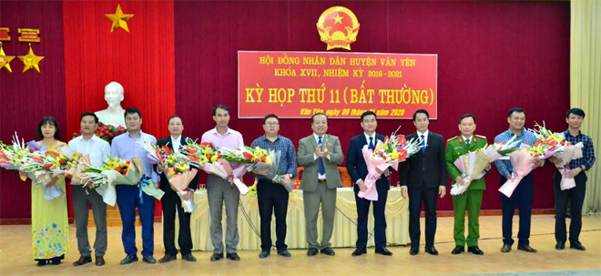 Lãnh đạo huyện Văn Yên tặng hoa chúc mừng các đồng chí thôi làm nhiệm vụ và được bầu vào các chức danh HĐND, UBND huyện.