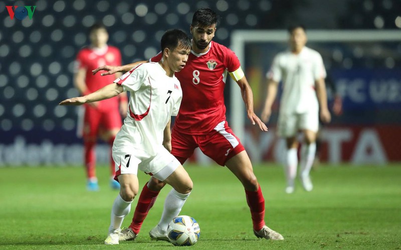 Jordan (áo đỏ) tạm thời dẫn đầu bảng D U23 châu Á sau trận thắng Triều Tiên.
