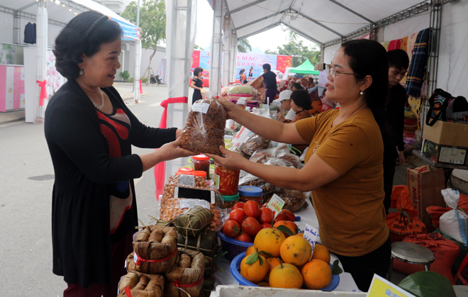 Gian hàng của Câu lạc bộ Nữ doanh nhân Mường Lò với gần 30 mặt hàng nông sản được giới thiệu đến người tiêu dùng.