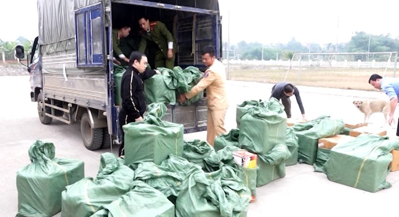 Tang vật pháo nổ trái phép bị Đội Cảnh sát điều tra tội phạm về kinh tế và ma túy Công an huyện Văn Yên, tỉnh Yên Bái phối hợp với Cục Cảnh sát giao thông, Bộ Công an, phát hiện, bắt giữ vụ vận chuyển trái phép gần 1,1 tấn.