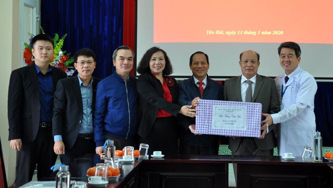 Đồng chí Triệu Tiến Thịnh - Ủy viên Ban Thường vụ Tỉnh ủy, Phó Chủ tịch HĐND tỉnh cùng đoàn công tác thăm và tặng quà Tết tại Bệnh viện Lao và Bệnh phổi.
