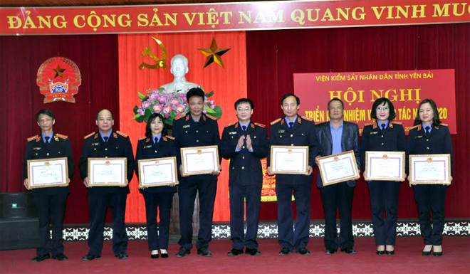 Lãnh đạo Viện Kiểm sát nhân dân tỉnh Yên khen thưởng các cá nhân có thành tích xuất sắc năm 2019.