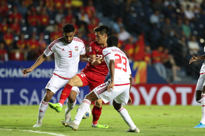 Ảnh: Một pha tranh chấp giữa đội U23 Việt Nam hòa đội U23 Jordan.