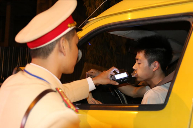 Lực lượng cảnh sát giao thông đo kiểm tra nồng độ cồn người điều khiển trên tuyến đường Nguyễn Thái Học, thành phố Yên Bái.