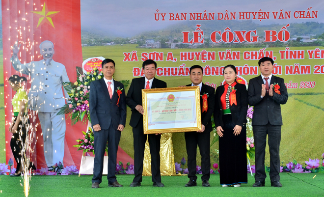 Đồng chí Nguyễn Phúc Cường – Phó Giám đốc Sở Nông nghiệp và Phát triển nông thôn trao Quyết định công nhận xã Sơn A đạt chuẩn nông thôn mới năm 2019.