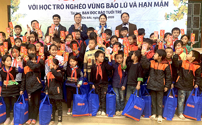 Lãnh đạo Tỉnh đoàn và Báo Tuổi trẻ thành phố Hồ Chí Minh tặng quà cho các em nhỏ tại Trường Tiểu học và THCS xã Chế Tạo, huyện Mù Cang Chải