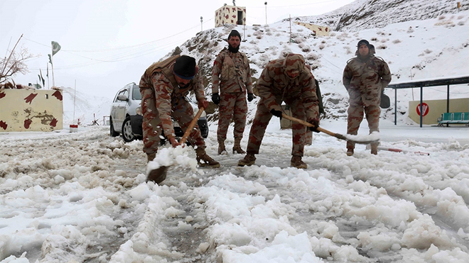 Nhân viên bán quân sự Pakistan dọn tuyết tại các con đường gần biên giới Afghanistan ở Chaman vào ngày 12/1.