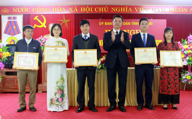 Thừa ủy quyền của Bộ Tư pháp, đồng chí Nguyễn Huy Cường - Giám đốc Sở Tư pháp trao bằng khen của Bộ Tư pháp và UBND tỉnh cho các tập thể, cá nhân.