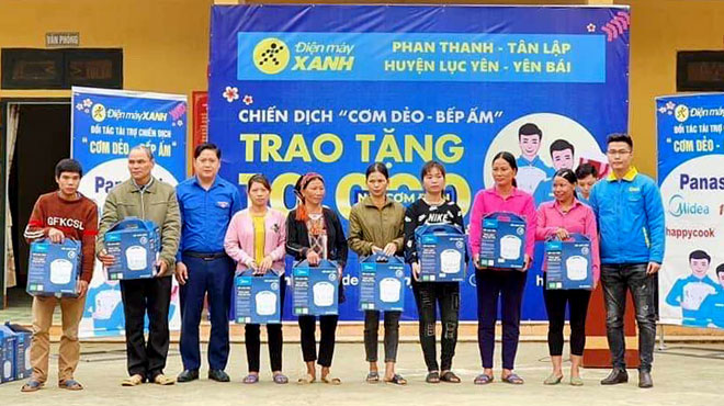 Nồi cơm điện được trao cho các hộ gia đình có hoàn cảnh khó khăn tại hai xã Phan Thanh và Tân Lập, huyện Lục Yên.