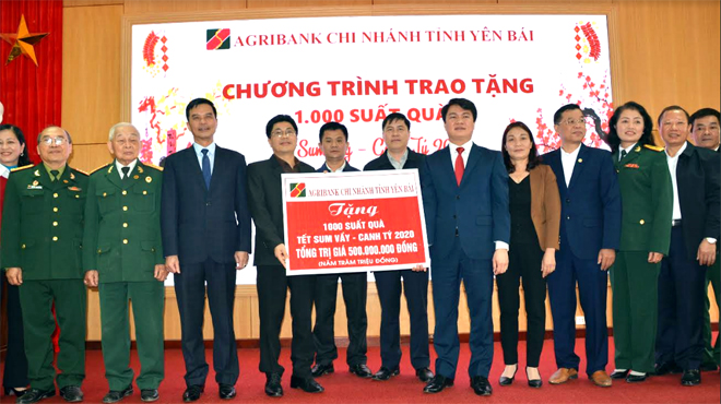 Agribank Chi nhánh tỉnh Yên Bái trao biển tượng trưng “1.000 suất quà Tết sum vầy - Canh Tý 2020” cho tỉnh Yên Bái