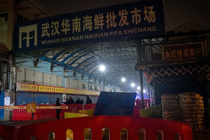 Chợ buôn bán hải sản tại Vũ Hán, Trung Quốc bị đóng cửa sau khi một số trường hợp bị phát hiện nhiễm virus corona.