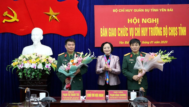 Thủ trưởng Bộ Tư lệnh Quân khu và lãnh đạo tỉnh Yên Bái tặng hoa chúc mừng hai đồng chí được điều động, bổ nhiệm.
