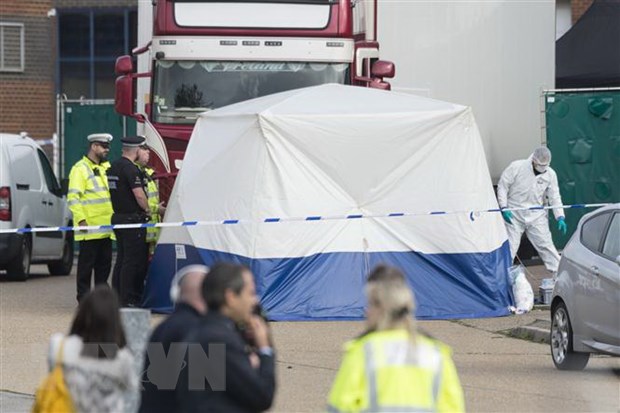 Cảnh sát Anh điều tra tại hiện trường phát hiện 39 thi thể người Việt trong thùng xe tải đông lạnh ở khu công nghiệp Waterglade thuộc hạt Essex, Anh, ngày 23-10-2019.