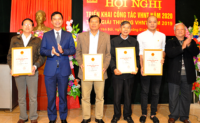Đồng chí Dương Văn Tiến - Phó Chủ tịch UBND tỉnh Yên Bái và nhà văn Tùng Điển - Phó Chủ tịch Thường trực Liên hiệp các Hội văn học nghệ thuật  Việt Nam trao giải các tác giả đạt giải A.